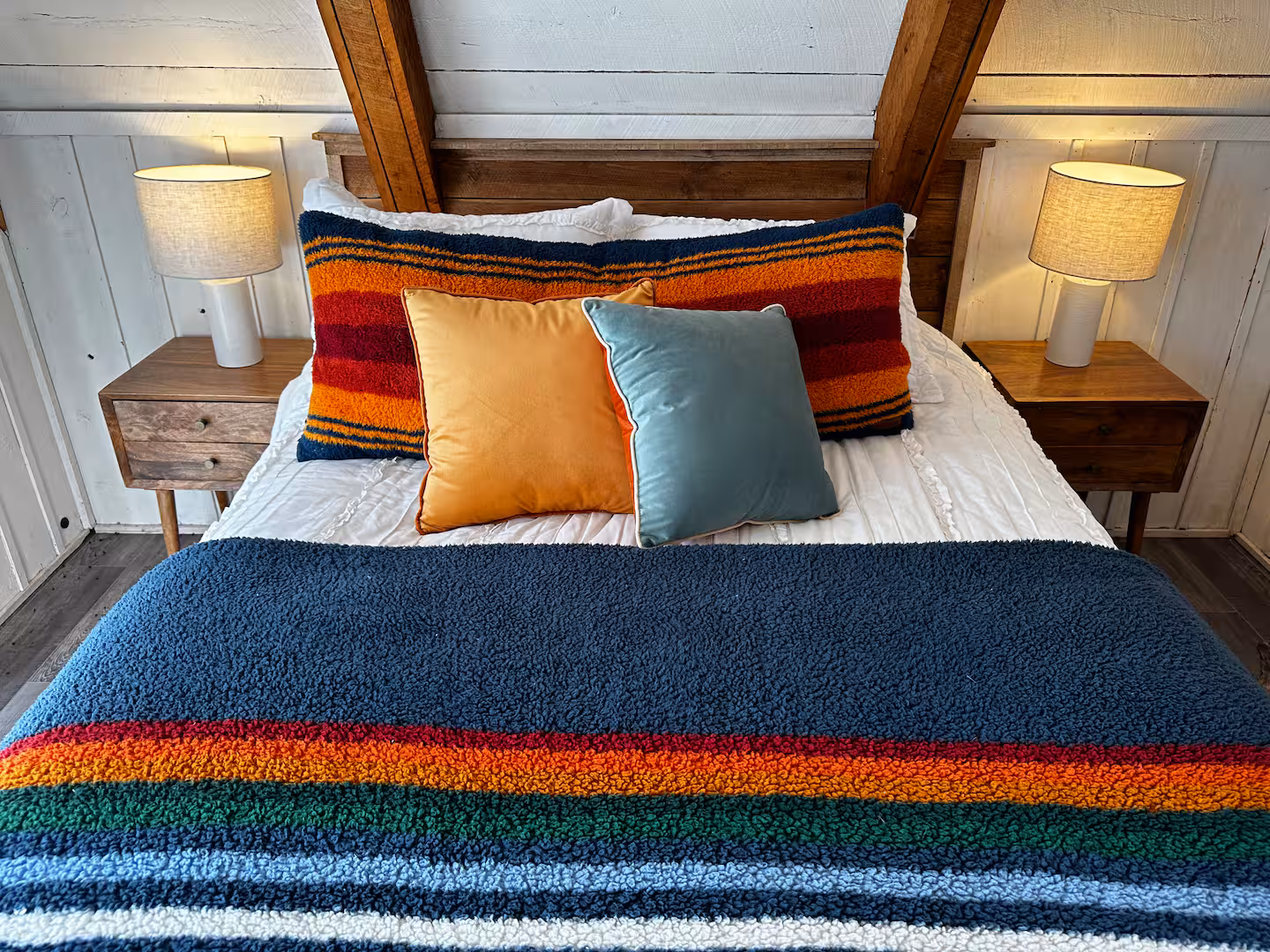 Queen bed in Saginaw bedroom